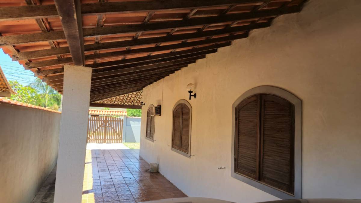 Casa com 03 quartos sendo 01 suíte entre o mar e a lagoa de Praia Seca