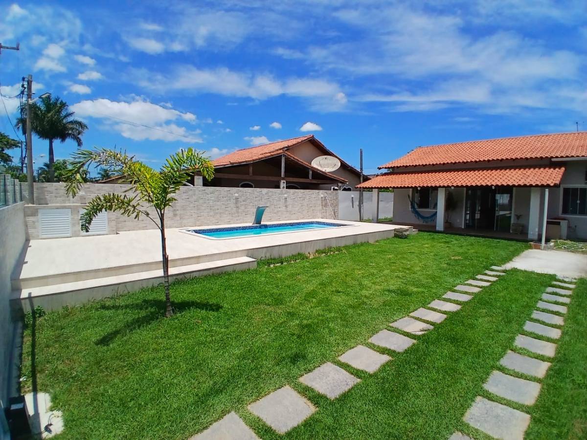 Casa com piscina próxima a lagoa de Praia Seca